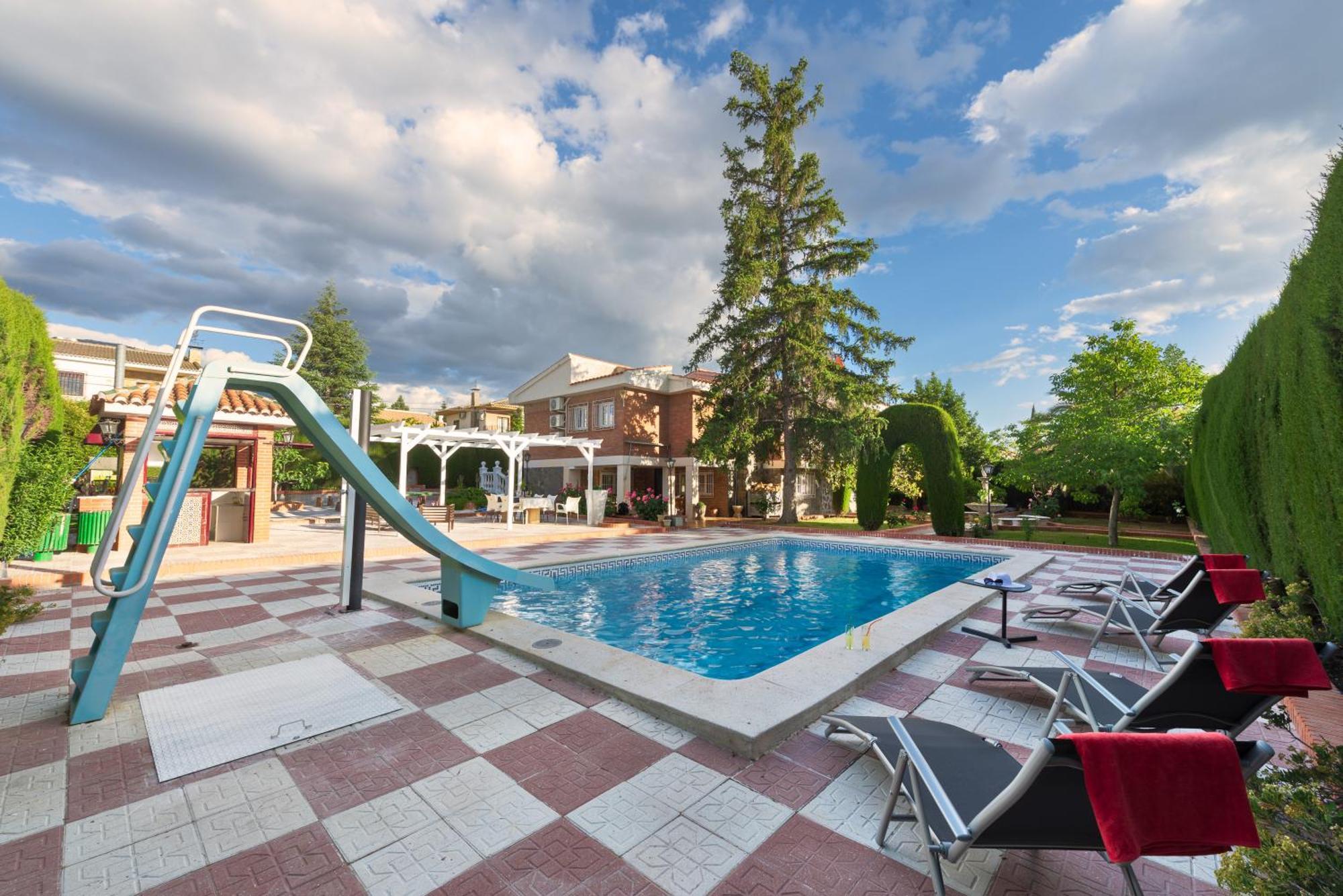 Villa Granada Garden Deluxe Моначил Екстериор снимка